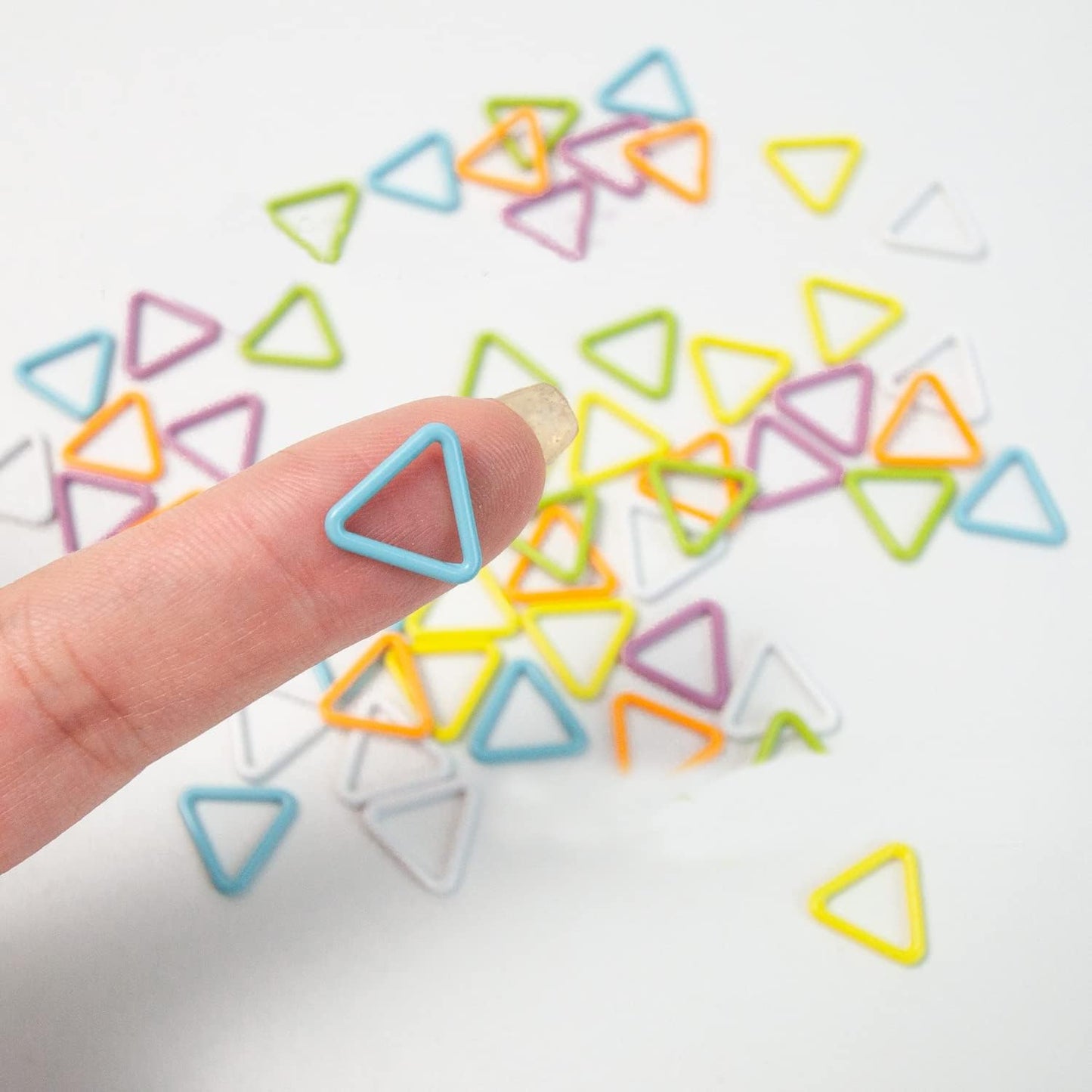 Hilsayum 30PCS Mini Metal Stitch Markers Triangle-Shaped Stitch Markers Multicolor Crochet Markers for Sewing Weaving